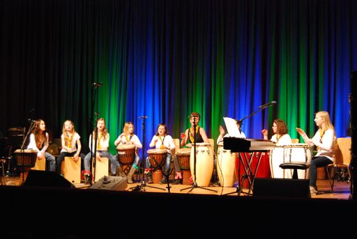 Vorschau Bild von Im Rahmen einer Benefizveranstaltung wurde auf die
medizinische Unterversorgung und Hungersnot in Burkina Faso
aufmerksam gemacht. Kunden und Reisebüro Bunte Urlaubswelt spendeten
2.000 Euro an die Ärztehilfe für medizinische Ausrüstung,
Medikamente und Personal.