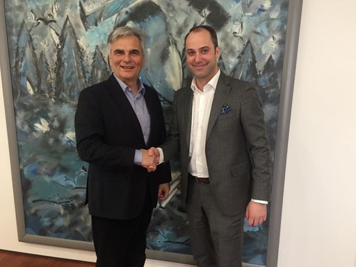 In der „Austria. Business & Real Estate“ wird über
eine Vielzahl an Neuigkeiten aus der Immobilienwirtschaft berichtet.
„Ein Bericht, den wir exklusiv recherchiert haben, freut uns dabei
besonders“, kündigt Neubauer an. Denn die ImmoFokus-Redaktion konnte
in Erfahrung bringen, dass sich die PEMA Gruppe mit Bundeskanzler
a.D. Werner Faymann und seinem früheren Pressesprecher Matthias
Euler-Rolle prominente Verstärkung ins Boot geholt hat.
