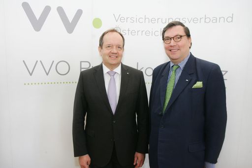  https://www.apa-fotoservice.at/galerie/8740 Im Bild
v.l.n.r.: VVO-Präsident KR Mag. Dr. Othmar Ederer und
VVO-Generalsekretär Prof. Dr. Louis Norman-Audenhove