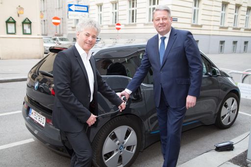  https://www.apa-fotoservice.at/galerie/8902/ Im
Bild v.l.n.r.: Ingmar Höbarth, Geschäftsführer Klima- und
Energiefonds; Andrä Rupprechter, Bundesminister für Land- und
Forstwirtschaft, Umwelt und Wasserwirtschaft