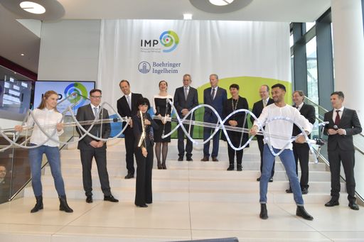 Prof. Dr. Emmanuelle Charpentier durchtrennt die DNA-Doppelhelix
(v.l.n.r.): Dr. Jan-Michael Peters, Wissenschaftlicher Direktor IMP,
Philipp von Lattorff, Generaldirektor des Boehringer Ingelheim RCV,
Dr. Sonja Hammerschmid, Bundesministerin für Bildung, Univ. Prof.
Dr. Alexander Van der Bellen, Bundespräsident der Republik
Österreich, Dr. Reinhold Mitterlehner, Vizekanzler und
Bundesminister für Wissenschaft, Forschung und Wirtschaft, Renate
Brauner, Stadträtin für Finanzen, Wirtschaft und Internationales,
Hubertus von Baumbach, Vorsitzender der Unternehmensleitung
Boehringer Ingelheim, Dr. Michel Pairet, Mitglied der
Unternehmensleitung von Boehringer Ingelheim mit Verantwortung für
den Unternehmensbereich Innovation und Mag. Harald Isemann,
Kaufmännischer Direktor IMP