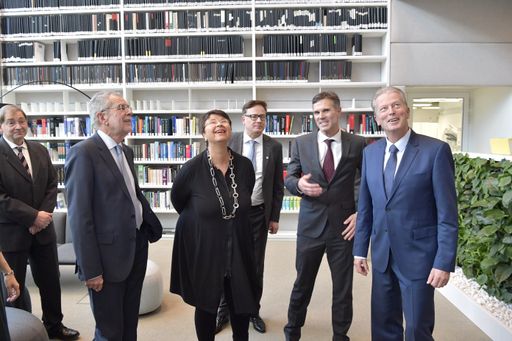 Vorschau Bild von Führung durch das neue Gebäude (v.l.n.r.): Univ. Prof. Dr.
Alexander Van der Bellen, Bundespräsident der Republik Österreich,
Renate Brauner, Stadträtin für Finanzen, Wirtschaft und
Internationales, Mag. Harald Isemann, Kaufmännischer Direktor IMP
und Dr. Reinhold Mitterlehner, Vizekanzler und Bundesminister für
Wissenschaft, Forschung und Wirtschaft