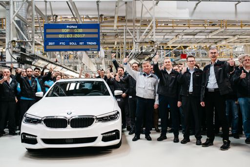 Mit der neuen BMW 5er Reihe startet die weltweit erfolgreichste
Business-Limousine in die siebte Modellgeneration. +++ Neben dem BMW
Group Werk im bayerischen Dingolfing wird das Modell auch in
Österreich bei Magna Steyr in Graz für den Weltmarkt gebaut. +++ Ein
Großteil wird darüber hinaus auch mit einem hocheffizienten Motor
aus dem weltgrößten Motorenwerk des Konzerns im oberösterreichischen
Steyr unterwegs sein.