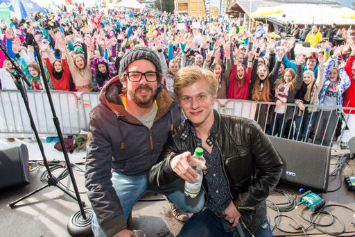 Vorschau Bild von Für die große Überraschung sorgten die Live Acts: Gemeinsam
performten die österreichischen Chartstürmer Lemo und Thorsteinn
Einarsson spontan den Song „Leya“ im Duett