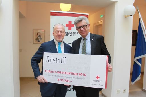Falstaff-Herausgeber Wolfgang Rosam übergibt den
Spendenscheck an Generalsekretär Werner Kerschbaum.