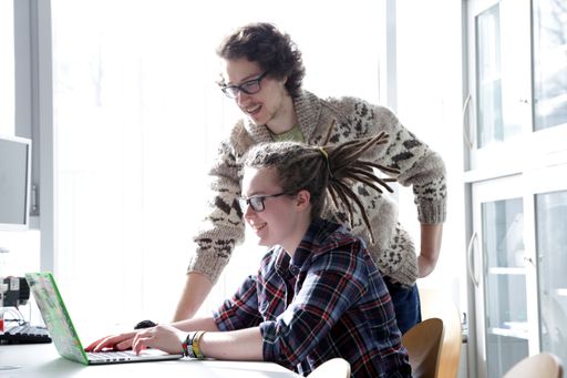 Unter dem Titel "ITSalzburg//study.work.support."
bekommen Studierende neben einem bezahlten Studienplatz, einen
Wohnkostenzuschuss sowie einen fixen Teilzeitarbeitsplatz bei einem
Salzburger Top IT-Unternehmen.