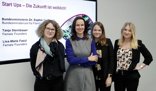 Bundesministerin Sophie Karmasin und die Plattform
"Female Founders" bei der Pressekonferenz "Start Ups - Die Zukunft
ist weiblich".