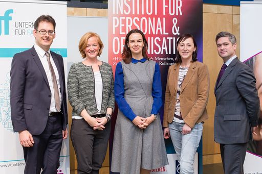 Mag.(FH) Peter Rieder (Arbeitswelten Consulting),
Mag. Mag. (FH) Anja Lasofsky-Blahut (Institut für Personal und
Organisation, FHWien der WKW), Bundesministerin Dr. Sophie Karmasin,
Mag. Nicole Reitinger (IKEA Haid), Dr. Georg Westphal (Verbund AG)
am 2. Partnertag des Netzwerks „Unternehmen für Familien"