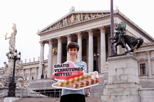 Mit einer Aktion vor dem Parlament fordert Flora
Petrik (22), Sprecherin der Jungen Grünen, gratis Verhütungsmittel.
