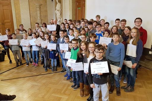 Rund 70 Kinder aus ganz Österreich bei der
feierlichen Preisverleihung zum Biber-der-Informatik-Wettbewerb 2016
an der TU Wien am 2.3.2017.