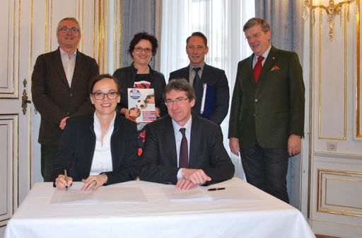 Bildungsministerin Sonja Hammerschmid und ÖSPV Generalsekretär
Franz Portisch unterzeichnen Sponsoringverlängerung der „SPARKASSE
Schülerliga“. Stehend v.l.n.r: Ewald Bauer (BMB), Astrid Kratschmann
(s Bausparkasse), Markus Nepf (ÖSPV), Wilhelm Kraetschmer (ÖSPV)