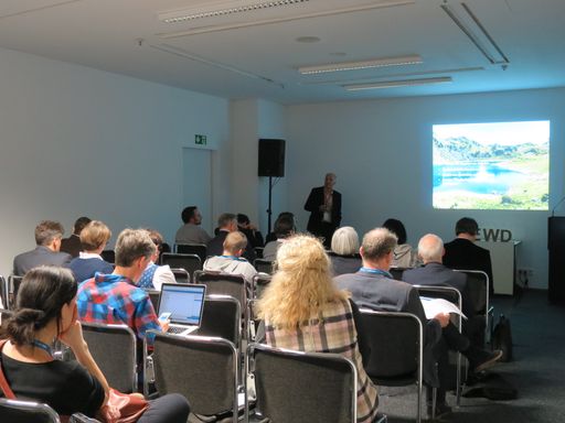  Projektinitiator Sieghard Preis erläutert die
Philosophie von Europas Wanderdörfern vor Journalisten und
Tourismusexperten auf der ITB 2017