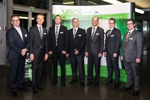  https://www.apa-fotoservice.at/galerie/8907 Im Bild
v.l.n.r. Paul Karrer (Obmann und Sprecher Cyber Security Austria),
Andreas Obermüller (Geschäftsführer und Eigentümer Vace Group),
Helmut Altreiter (Geschäftsführer und Eigentümer Vace Group), Klaus
Kremmair (Geschäftsführer Vace Group), Franz Humer (Geschäftsführer
Vace Group) sowie Erik Rusek und Florian Brunner (Heads of
Information Security, Vace Security)