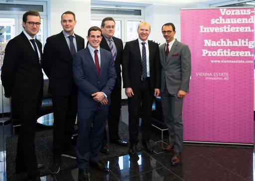 V.l.n.r.: Philipp Gröfler, Patrick Hollinksy und
Philipp Hain (Reval) mit Helmut Dietler und Thomas Gell
(ViennaEstate) sowie Peter Lazar (Kerbler Holding).