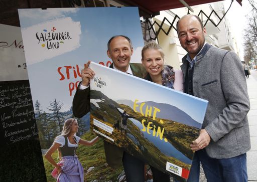 Leo Bauernberger (GF SalzburgerLand Tourismus
GmbH), Christina Bauer (Biobäuerin und Bloggerin vom Bramlhof) und
Martin Sagmeister (Obmann Ferienregion Salzburger Lungau)
präsentierten die neuen nachhaltigen Urlaubsangebote aus dem
Salzburger Lungau unter dem Motto "Echt.Sein."