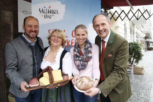 Vorschau Bild von Beim SalzburgerLand-Pressefrühstück im Restaurant
“Die Nußbaumerin” in Berlin gab es echte Spezialitäten aus dem
SalzburgerLand und frisch gebackenes Bio-Brot von Bramlhof-Bäuerin
Christina Bauer