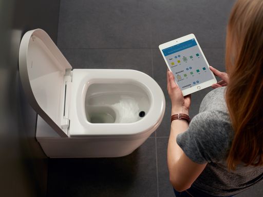 BioTracer: das erste App-gesteuerte WC mit
automatischer Urinanalyse. Die digital-vernetzte Toilette misst
vollautomatisch und hygienisch zehn wichtige Indikatoren im Urin,
die für ein optimales Fitness- und Ernährungsprogramm wichtig sind.
Die Analysewerte werden dazu in einer App auf dem Smartphone oder
Tablet bereitgestellt und können so für Optimierung der persönlichen
Fitness und eine gesunde Lebensweise eingesetzt werden. Weiterer
Text über ots und www.presseportal.de/nr/106317 / Die Verwendung
dieses Bildes ist für redaktionelle Zwecke honorarfrei.
Veröffentlichung bitte unter Quellenangabe: "obs/Duravit AG"