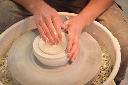  Betriebe der Initiative Handwerk und Manufaktur im
Waldviertel bieten Besuchern die Möglichkeit Keramikkurse für
Anfänger und Fortgeschrittene zu besuchen! Vasen, Teller und Schalen
entfalten sich zu künstlerischen Formen. Zudem werden bei den
Spezialisten maßgeschneiderte Kachelöfen, Heizkamine und Fliesen
hergestellt.