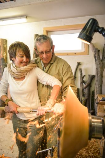 Vorschau Bild von Gäste stellen selbst aus duftendem, rohen Holz eine
perfekt geformte Schale her oder beobachten den Spezialisten bei der
Arbeit. Birne, Apfel, Eiche, Zirbe, Kirsche ... Besucher der
Drechslerwerkstatt lernen auch die Vielfalt der Holzarten kennen!