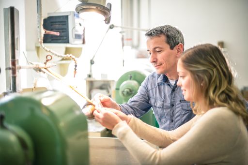 Vorschau Bild von Wie ein Kontrapunkt zu den massiven Werkstoffen
Holz und Stein reiht sich Glas in die Reihe der typischen
Rohmaterialien der Waldviertler Handwerkskunst ein. Die Tradition
der Waldviertler Glasproduktion ist lang und schillert wie ein
Kristall: Seit vielen Jahren werden im Waldviertel Kristallgläser
geschliffen, Gläser geätzt und edle Stücke in Schmelzglas- oder
Tiffany-Technik hergestellt. Gast in einem dieser Betrieb zu sein,
ist immer ein Erlebnis.
