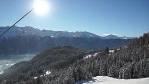 Sanfte Hänge und steile Pisten, Genuss-Abfahrten
und Rennstrecken, Freeride-Routen und Schnee-Areale für die
Kleinsten – Serfaus-Fiss-Ladis bringt während den Genusswochen
Spezial 2017 alle Firn-Fans hoch hinaus.