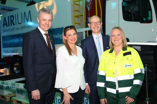  http://www.apa-fotoservice.at/galerie/8990 Im Bild
v.l.n.r.: Gernot Tritthart (Marketing & Innovation Direktor
Lafarge), Christa Kummer (Moderation), Antoine Duclaux (CEO
LafargeHolcim Central Europe East), Anja Ebenschweiger (Leiterin
Technisches Marketing Lafarge)