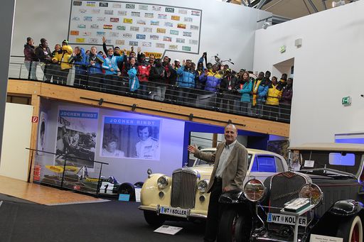 Vorschau Bild von Die Special Olympics Sportlerinnen und Sportler aus Jamaica,
Bahrain und Kosovo mit Bürgermeister Ing. Peter Steinbach im
Koller's Oldtimer Museum