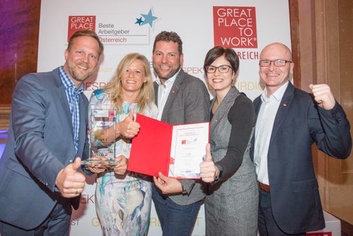 Christian Schug (Vorsitzender der Geschäftsleitung), Anna
Birgmann (Consultant Personal), Christian Putz (Leiter Personal),
Maike Becker (Senior Consultant Personalbetreuung) und Simon
Lindenthaler (Leiter Unternehmenskommunikation) freuen sich über die
Auszeichnung von „Great Place to Work“.