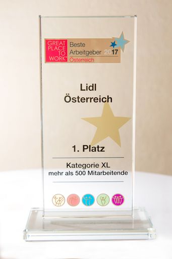 Vorschau Bild von (C) photonews.at/Georges Schneider - Wien
15.03.2017 - Heute wurde Lidl im Rahmen der 'Great Place to WORK' -
Gala im Gartenpalais Liechtenstein als 'Österreichs Bester
Arbeitgeber 2017' in der Kategorie über 500 Mitarbeiter
ausgezeichnet. PHOTO: die Auszeichnung.