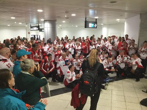 Vorschau Bild von Herzlicher Empfang des Team Canada auf dem
Flughafen durch die Chorvereinigung Jung-Wien