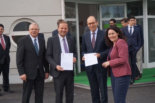 Vorschau Bild von v.l.n.r. Dr. Ernst Fleischhacker, LHStv.Josef
Geisler, EU Project Officer Nikolaos Lymperopoulos, LHStv. Josef
Geisler bei der Übergabe des Schreibens