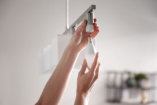  Einfach einschrauben, vernetzten, fertig! Die
Installation einer smarten Philips Hue Lampe ist kinderleicht.
