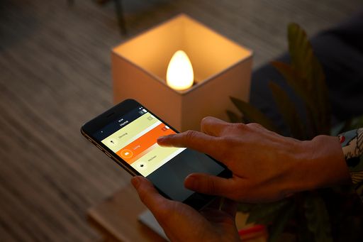 Vorschau Bild von Die Lichtsteuerung ist vielfältig: per App auf dem
Smartphone oder Tablet, mit Sprachsteuerung wie zB Apple Siri oder
Amazon Alexa oder auch händisch mit einem Tab oder einem
Dimm-Schalter.