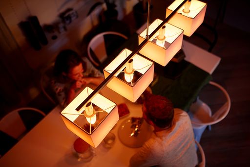 Vorschau Bild von Die neue Philips Hue Kerze mit E14 Fassung ist die
optimale Ergänzung zu den bereits bestehenden Modellen mit E27- oder
GU10-Fassung.