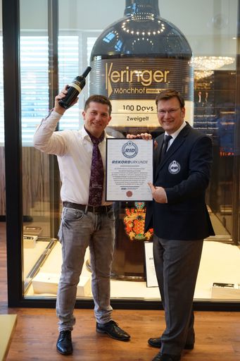 Rekordwinzer Robert Keringer mit Olaf Kuchenbecker, Rekordrichter
des Deutschen Rekordinstituts