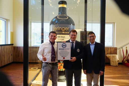 Vorschau Bild von Winzer Robert Keringer, Rekordrichter Olaf Kuchenbecker sowie
Wang Ye Wie vom Restaurant Engel Wang Fu