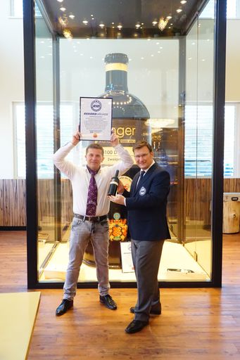Vorschau Bild von So sehen Sieger aus! Rekordwinzer Robert Keringer mit Olaf
Kuchenbecker, Rekordrichter des Deutschen Rekordinstituts