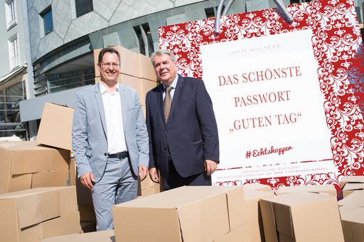 Die #Echtshopper-Imagekampagne des Wiener Modehandels startete im
September des Vorjahres und wird nun fortgesetzt. Dr. Rainer
Trefelik, Obmann der Sparte Handel der Wirtschaftskammer Wien
(links) und KommR Herbert Gänsdorfer, Obmann des Landesgremiums Wien
des Einzelhandels mit Mode und Freizeitartikeln, vor der enthüllten
über drei Meter großen „Einkaufstasche“, die in den nächsten Wochen
wieder an vielen Standorten in Wien zu sehen sein wird.