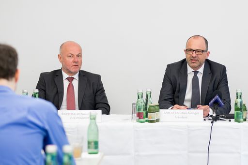 http://www.apa-fotoservice.at/galerie/8978 Im Bild
v.l.n.r.: Rudolf Kolbe, Vizepräsident der Bundeskammer und Christian
Aulinger, Präsident der Bundeskammer.