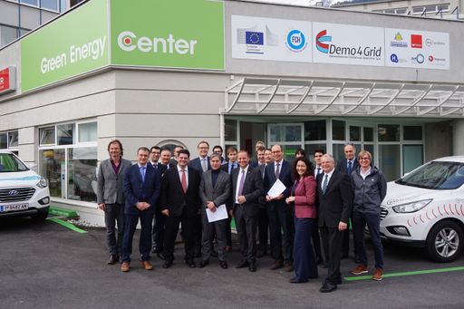 Gruppenfoto „Demo4Grid“
Kick-Off-Dissemination-Meeting am 14. März im Green Energy Center
Europe in Innsbruck mit EU-Vertretern, Konsortialpartnern und
Gästen.