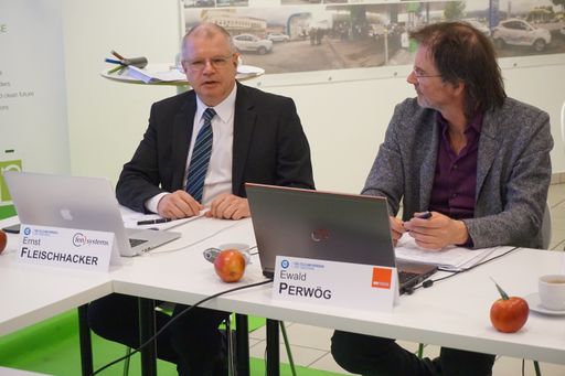 Vorschau Bild von Dr. Ernst Fleischhacker, CEO von FEN-SYSTEMS und
Initiator des Projektes, und Projektleiter Mag. Ewald Perwög,
Projektleiter bei MPREIS, erklären die Projektzusammenhänge des
EU-Projektes „Demo4Grid“ im Rahmen der von FEN-SYSTEMS im Auftrag
des LANDES TIROL entwickelten Tiroler Energie- und
Wasserstoff-Strategie-Programme.