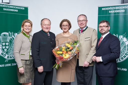  "Gemeinsam stark für Niederösterreich": Dir. Klaudia Tanner, NÖ
Bauernbundobmann Hermann Schultes, LH-Stv. Johanna Mikl-Leitner
sowie LR Stephan Pernkopf und Ludwig Schleritzko.