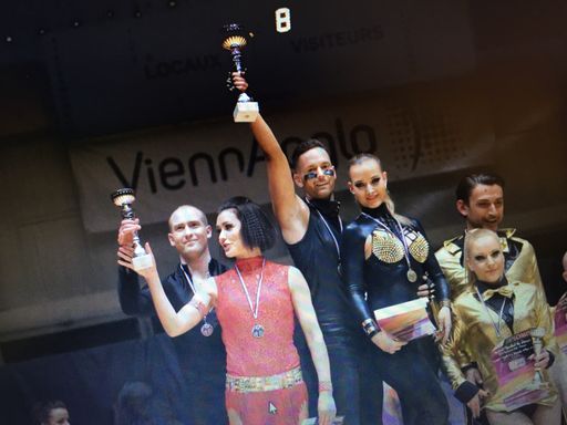  Während in den ORF Proberäumen bereits heftig für die elfte
Ausgabe der erfolgreichen Tanzsendung trainiert wird, messen sich
Österreichs Spitzentänzer am internationalen Tanzparkett. So holten
Florian Vana und Helene Buchner aus Wien bei der IDO
Europameisterschaft in Lyon, Frankreich die Goldmedaille. Nach dem
bereits 2016 errungenen Weltmeistertitel sind sie somit Österreichs
ersten Welt- und Europameister der Kategorie Discofox/Hustle/Swing!