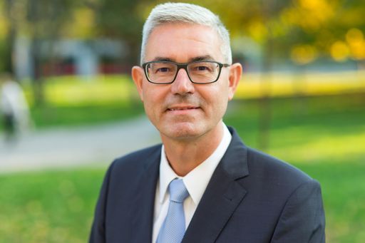 Ing. Peter Giffinger, Managing Director bei
Saint-Gobain Rigips Austria sowie bei Saint-Gobain ISOVER Austria
GmbH und respACT-Vizepräsident