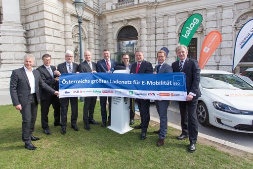 http://www.apa-fotoservice.at/galerie/8761 Elf
führende Energieunternehmen verbinden ihre Ladestationen zu einem
flächendeckenden Ladenetz für E-Mobilität. 1.300 Ladepunkte zwischen
Wien und Bregenz. Im Bild von links nach rechts: Ingmar Höbarth,
Klimafonds, Helmut Mennel, VKW, Manfred Freitag, KELAG, Wolfgang
Dopf, LINZ AG, Verkehrsminister Jörg Leichtfried, Jürgen Halasz,
BEÖ, Umweltminister Andrä Rupprechter, Stefan Szyszkowitz, EVN,
Alois Ecker, Energie Burgenland