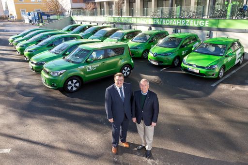 Martin Graf (li.) und Christian Purrer bei der Übernahme der
neuen E-Fahrzeuge