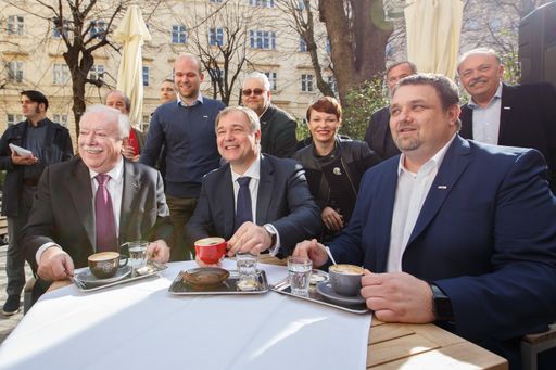 Zum Frühlingsauftakt der Wiener Kaffeehäuser luden
(v.l.n.r.) Bürgermeister Michael Häupl, WK-Wien Präsident Walter
Ruck, Kaffeehäuser-Obmann Wolfgang Binder
