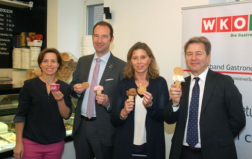 von links: Judith Jahoda (Chefin des Eissalons Isola Bella),
Mario Pulker (Obmann des Fachverbands Gastronomie in der WKÖ),
Andrea Prantl (St. Anna Kinderkrebsforschung) und Silvio
Molin-Pradel (Sprecher der österr. Eissalons)