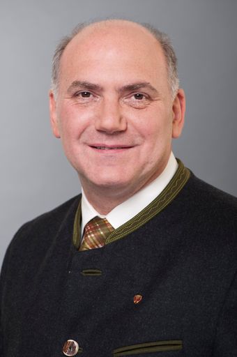 Hannes Staggl, Obmann von Imst Tourismus, zeigt
sich zufrieden über die bisherige Bilanz der Wintersaison 2016/17.
Der Erfolg ist allen Anbietern und Leistungsträgern der 9 Orte der
Ferienregion Imst gemeinsam zu verdanken.