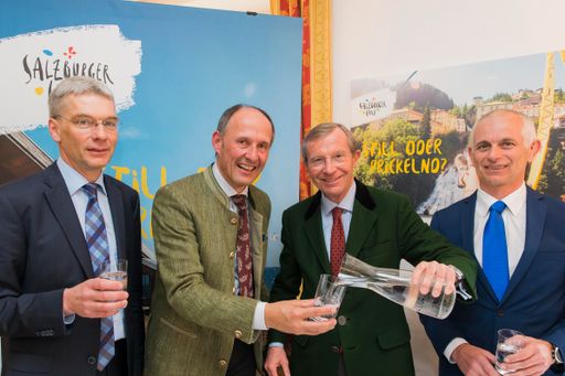  Pressekonferenz SalzburgerLand Tourismus GmbH zum
Thema: "Touristischer Sommerstart 2017" Foto: Neumayr/Leo 22.03.2017
Winfried Kunrath (Geschäftsführer Dachverband der Salzburger
Wasserversorger), Leo Bauernberger MBA (Geschäftsführer
SalzburgerLand Tourismus GmbH), Landeshauptmann Dr. Wilfried
Haslauer, Klaus Lemmerer (Geschäftsführer Alpentherme Gastein)